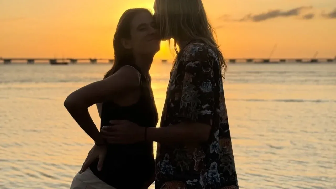 A diferencia de otras celebridades, Ramírez reveló que no conocerá el sexo de su bebé hasta el día del nacimiento, prefiriendo mantener la sorpresa hasta el final. - Créditos  Carocali/Instagram