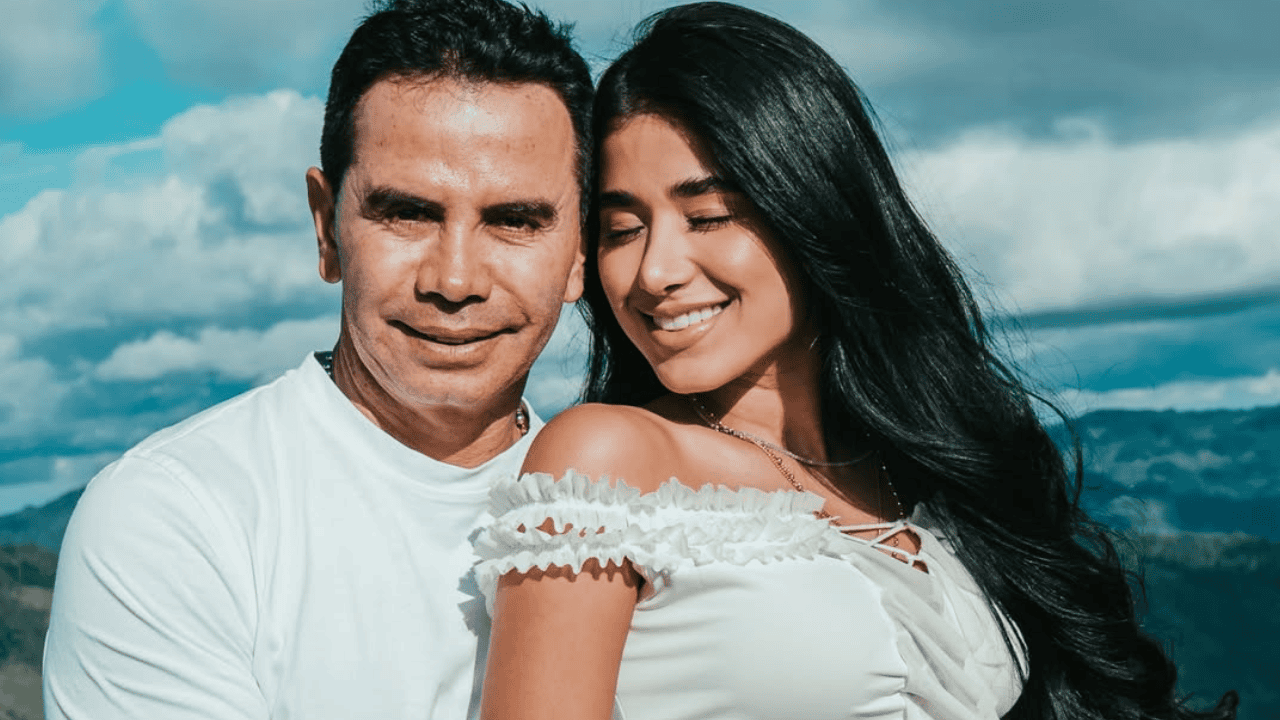 do: Jhonny Rivera y Jenny López intercambian votos en una ceremonia íntima, consolidando una de las relaciones más comentadas del entretenimiento nacional este domingo 22 de febrero. Créditos  jennylopez_oficial/Instagram