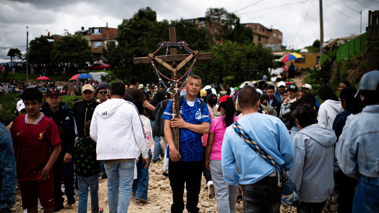 Miles de feligreses ascienden los más de 1.600 escalones del cerro de Monserrate en Bogotá, un recorrido que combina el esfuerzo físico con la penitencia espiritual frente a la vista panorámica de la capital. Créditos: getty images