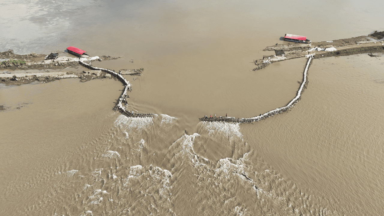 Durante quince días intensos, la comunidad de Lorica trabajó en turnos ininterrumpidos para construir un dique artesanal y contener el avance del agua hacia sus viviendas y cultivos.Créditos: @SNGRDColombia/X