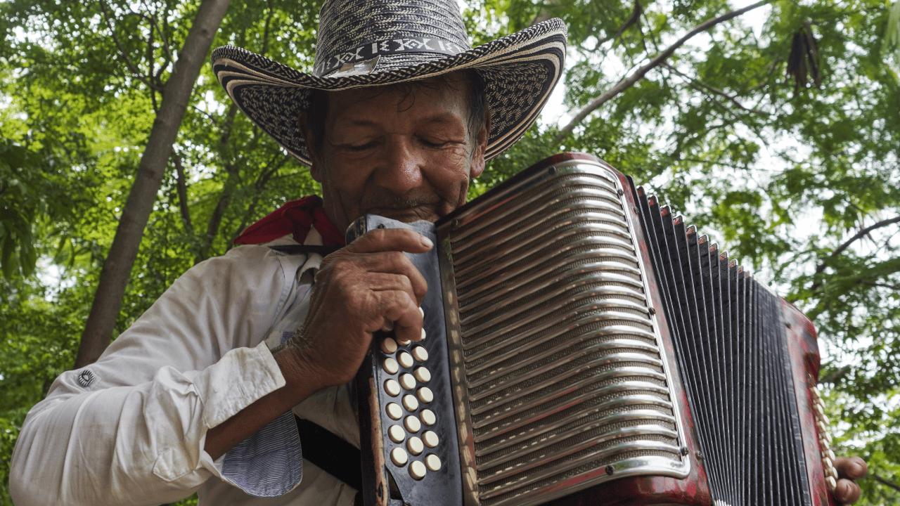 J Balvin y el Binomio de Oro comparten escenario durante la clausura del festival el 2 de mayo Créditos: Getty Images