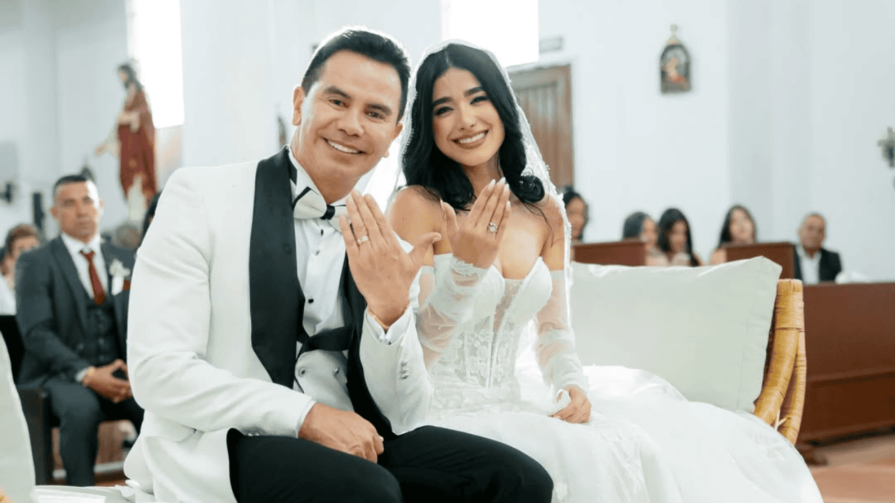 El cantante de música popular, Jhonny Rivera, utilizó sus canales oficiales para aclarar los motivos personales y de salud que impidieron la asistencia de varios de sus colegas más cercanos. Créditos  jhonnyrivera/Instagram