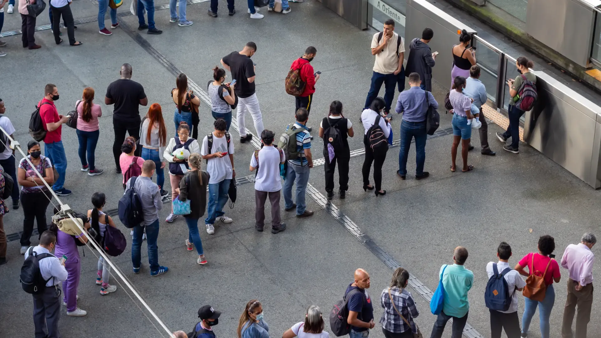 En la foto: Fila en Metro de Medellín