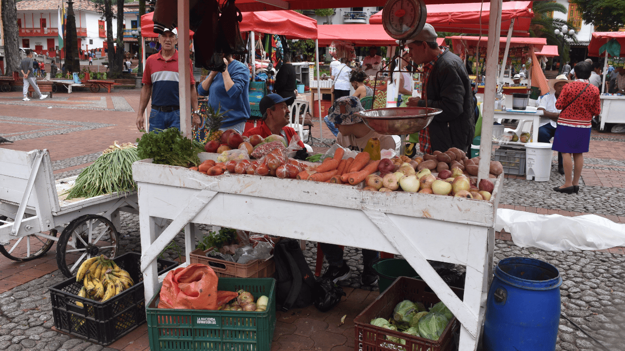Puesto de verduras callejero en Colombis