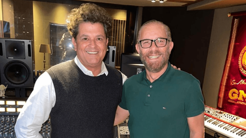 Rafael Páez, gerente nacional de producción de la Organización Radial Olímpica, con el cantante Carlos Vives
