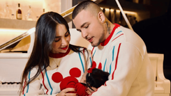 El artista Jessi Uribe selecciona el atuendo de su hija en el amplio clóset de la menor, un espacio que se ha vuelto viral por sus dimensiones. Créditos paolajarapj/Instagram