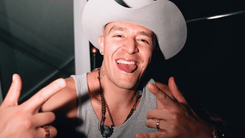 Más que un equipo de trabajo, una familia. Las dinámicas de humor y confianza entre Luis Alfonso y sus colaboradores se han convertido en el pilar de un ambiente laboral donde la jerarquía cede paso a la complicidad. Créditos luisalfonso/Instagram