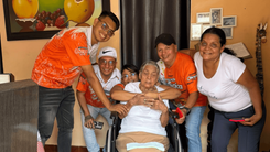 El equipo de Olímpica Stereo Cali durante la jornada de entrega de ayudas técnicas y alimentarias en los sectores más vulnerables de la capital del Valle.