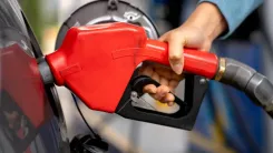 En la foto: Surtidor de gasolina