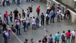 En la foto: Fila en Metro de Medellín