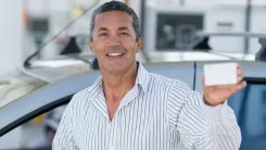 En la foto: Hombre sosteniendo documento