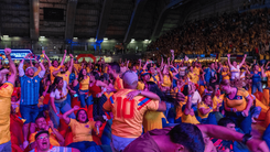 Hinchas de Colombia en la Fan Zone de Medellín