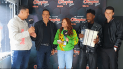 Dalia Bernal, directora de Olímpica Stereo Bogotá, con Los Diablitos de Colombia