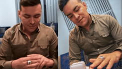 Yeison Jiménez, cantante colombiano, recibiendo un obsequio