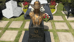 Busto instalado en la tumba de Yeison Jiménez