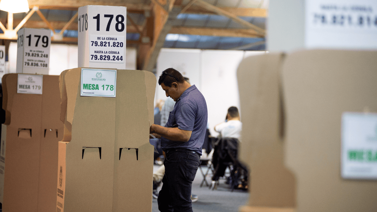 Persona vota en el puesto de votación de Corferias