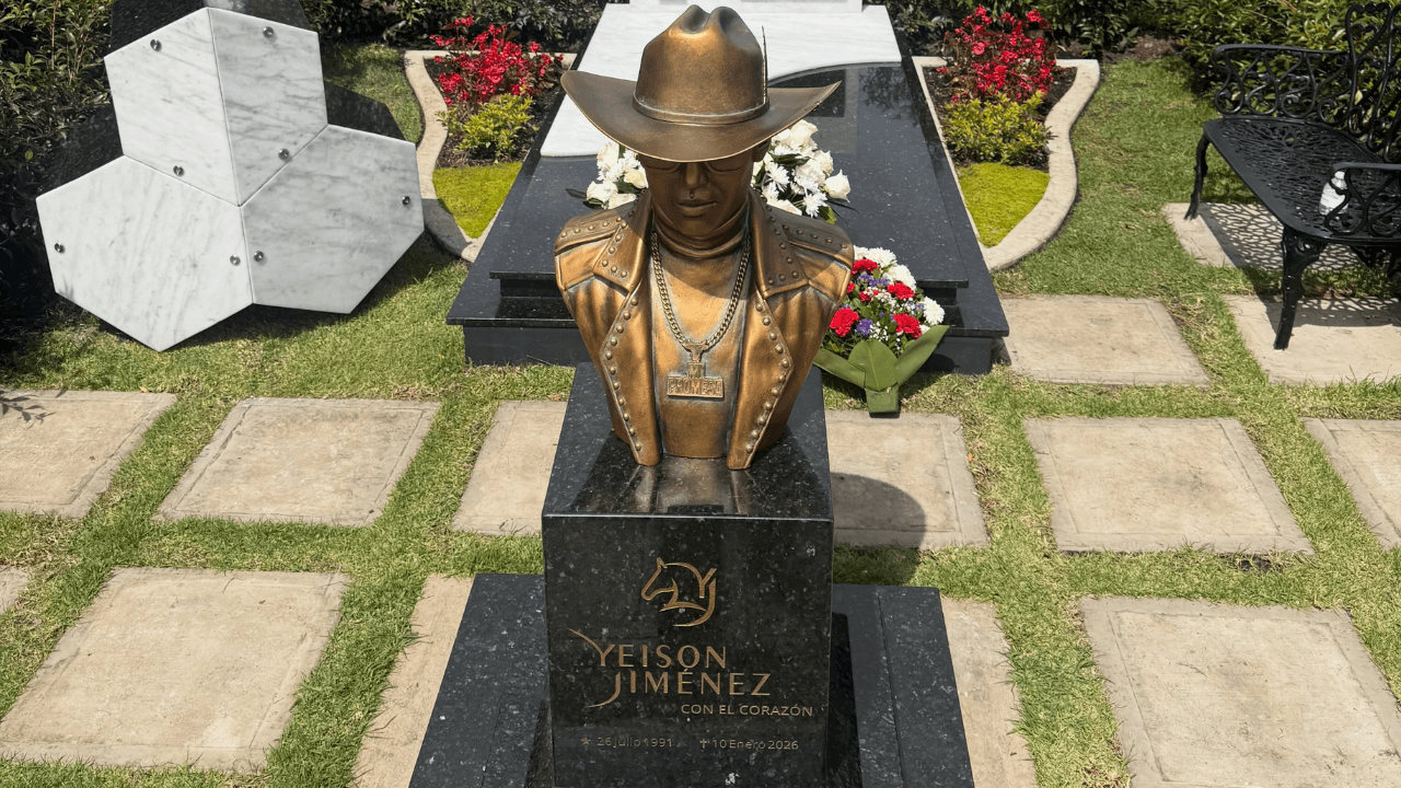Busto instalado en la tumba de Yeison Jiménez Busto instalado en la tumba de Yeison Jiménez